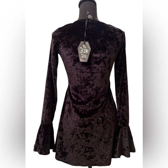 THE GRAVE GIRLS Gothic Elegant Vampire Velvet Long Sleeve Mini Halloween Dress - Picture 3 of 5